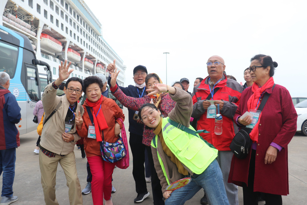 Tourists enjoy traveling to Ha Long (Quang Ninh)