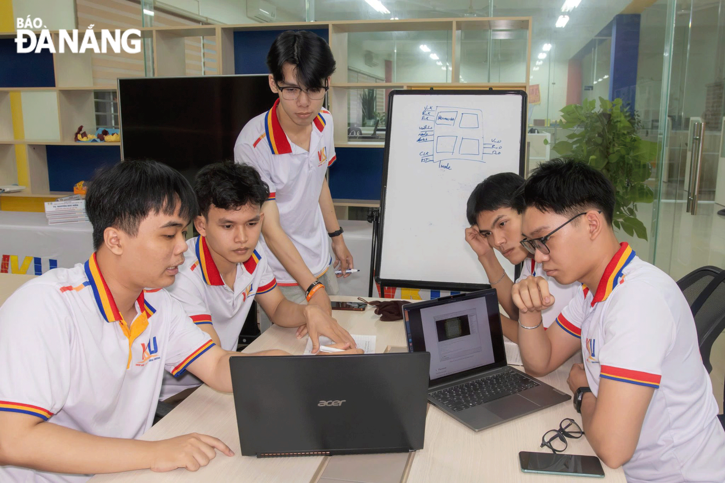Eine Gruppe von VKU-Studierenden nahm am Programm „IC-Design: Die Universalisierung des IC-Designs von CASS“ (UNIC-CASS 2024) teil, das von der IEEE Circuits and Systems Society (CASS) organisiert wurde. Foto: NGOC HA