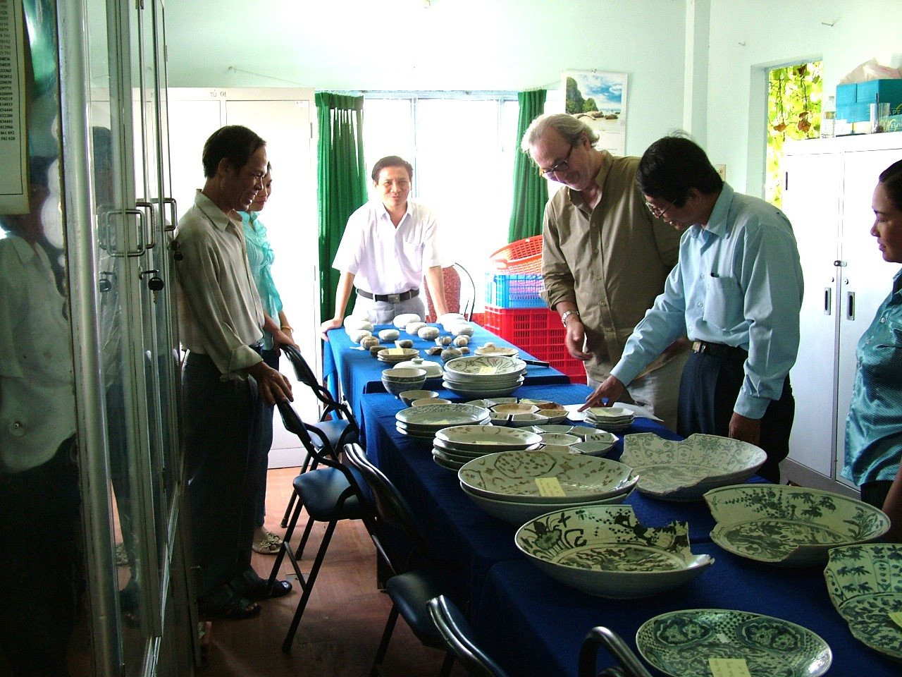 Visal Rettungsboot Unternehmen untersucht und zerstört die Ladung des Schiffes auf dem Meer in Binh Thuan Nam 2008.1.jpg