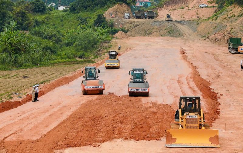 Construction of Huu Nghi - Chi Lang border gate expressway project.