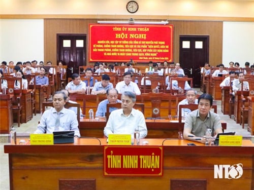 Conférence sur l'étude et l'apprentissage de l'idéologie du Secrétaire général Nguyen Phu Trong sur la prévention et la lutte contre la corruption et la négativité