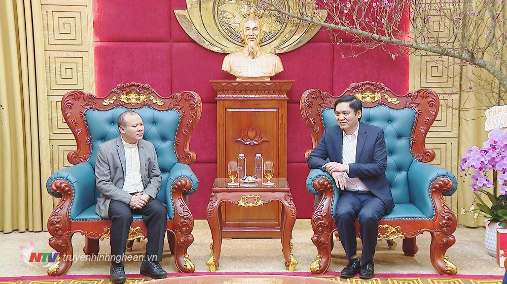 Comrade Hoang Nghia Hieu - Standing Deputy Secretary of the Provincial Party Committee, Chairman of the Provincial People's Council and Priest Giuse Phan Van Thang - Vice Chairman of the Provincial Catholic Solidarity Committee discussed.