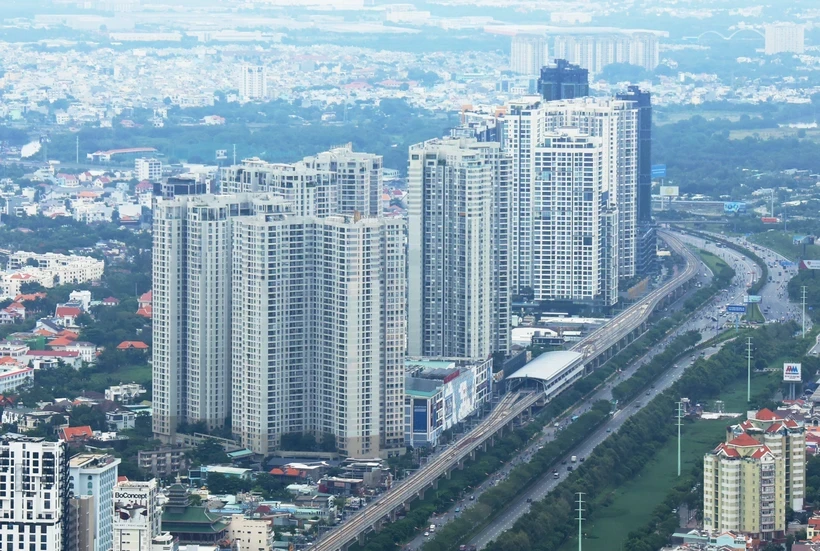Edificios de apartamentos de gran altura se extienden a lo largo de la avenida Vo Nguyen Giap, en la ciudad de Thu Duc (Ciudad Ho Chi Minh). (Foto: Hong Dat/VNA)