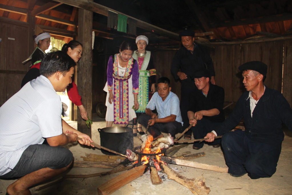 ญาติพี่น้องช่วยเจ้าของบ้านทำพิธีอัญเชิญเทพไฟเข้าบ้านใหม่