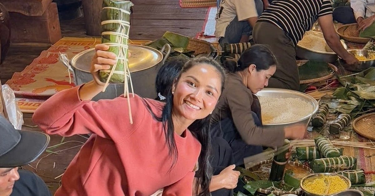 H'Hen Nie emballe du banh tet pour le donner aux villageois à l'occasion des fêtes du Têt