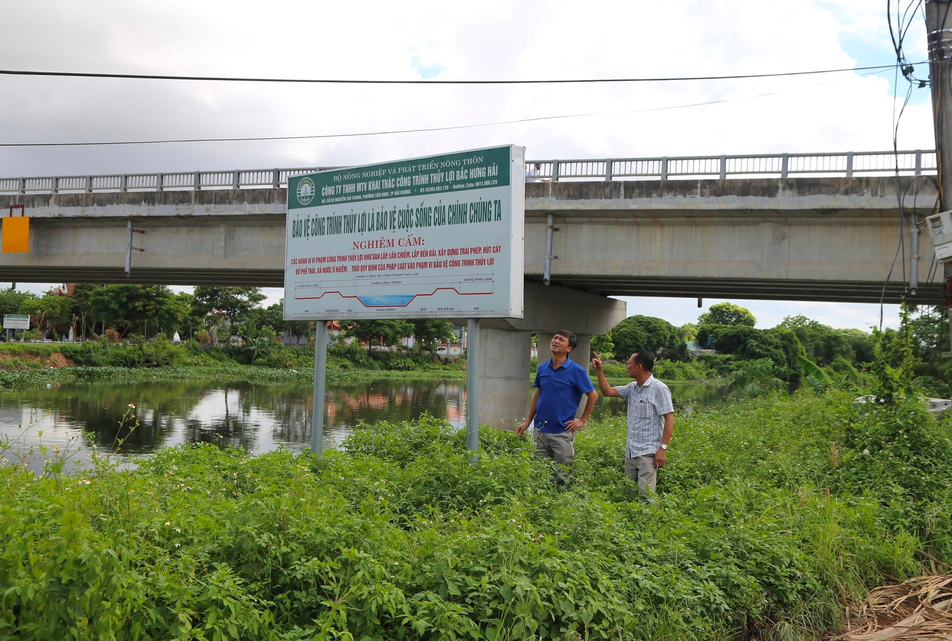 Bac Hung Hai Company installed 60 propaganda signs to protect irrigation works.