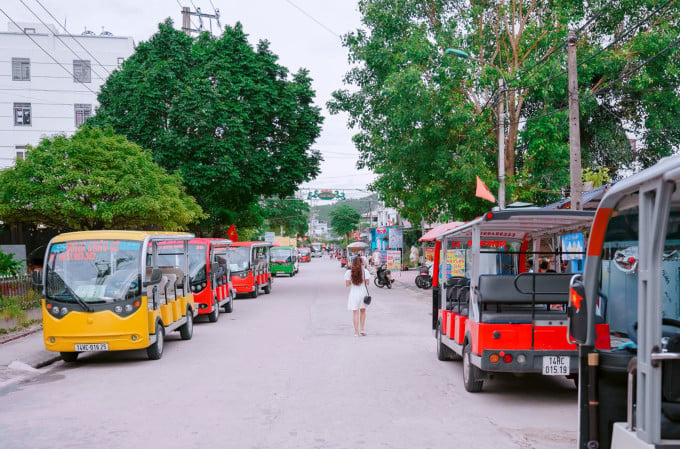 រថយន្តអគ្គិសនី ដែលជាមធ្យោបាយធ្វើដំណើរសម្រាប់ភ្ញៀវទេសចរនៅលើកោះ។ រូបថត៖ Hung Nguyen