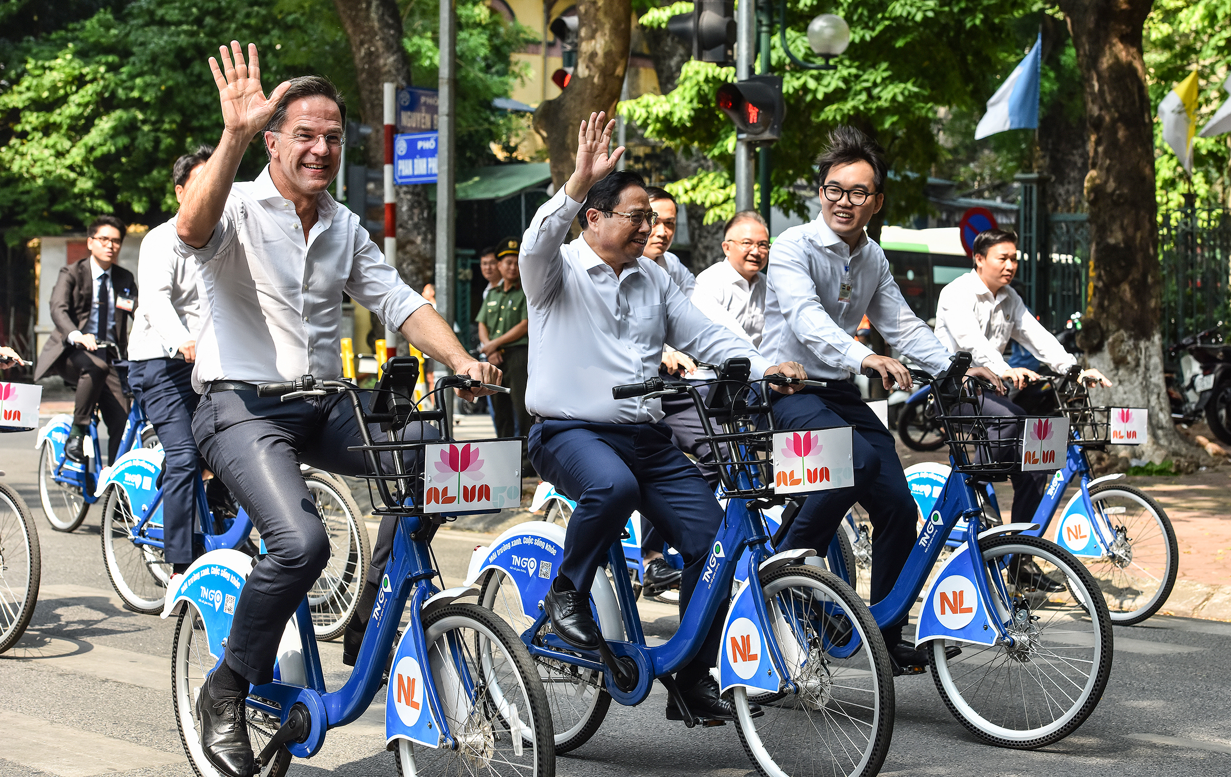 Les Premiers ministres du Vietnam et des Pays-Bas parcourent les rues d'Hanoï à vélo.
