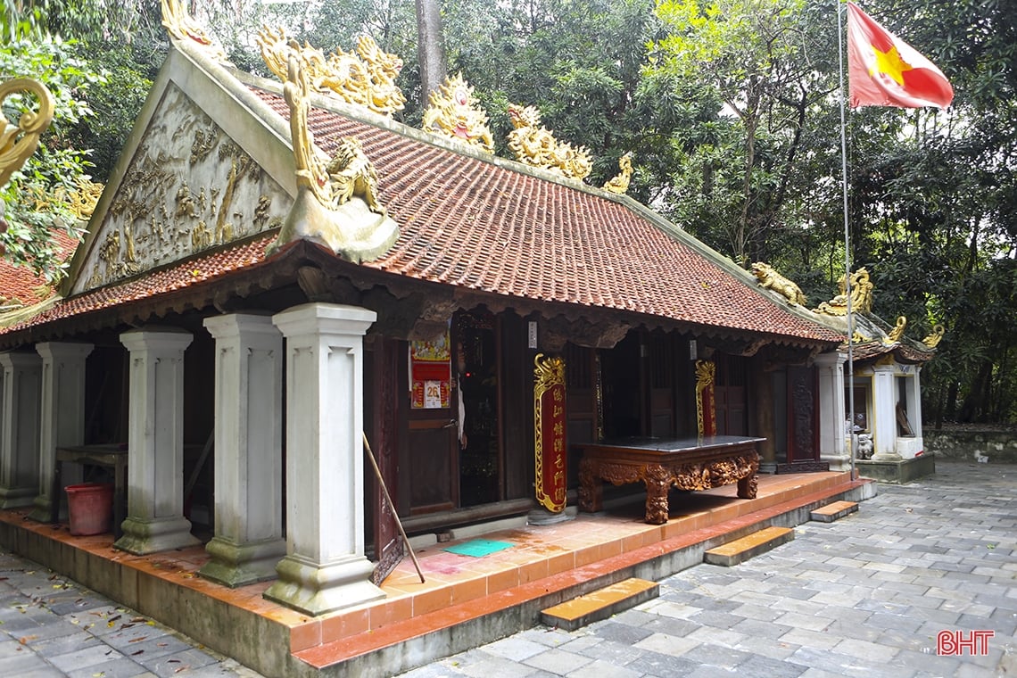 ハティンにある千年の歴史を持つ神聖な寺院を訪問