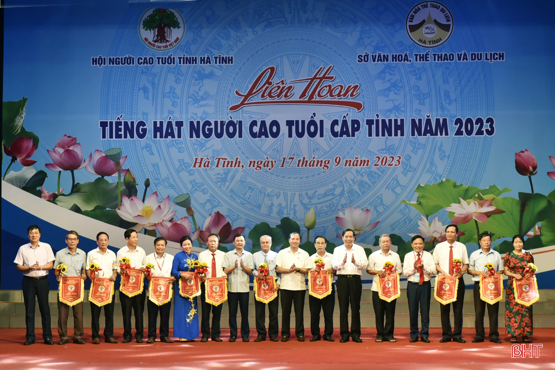 13 groups participate in the 2023 Ha Tinh Province Elderly Singing Festival