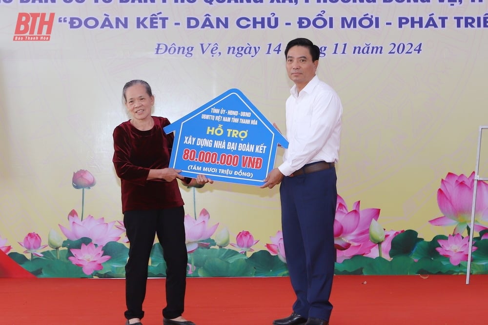 Bí thư Tỉnh ủy Nguyễn Doãn Anh chung vui ngày hội đại đoàn kết toàn dân tộc tại khu phố Quảng Xá