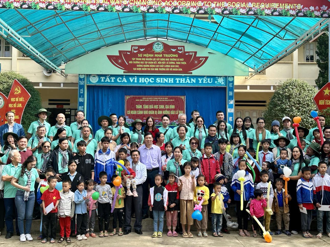 Hơn 100 văn nghệ sĩ TP HCM trao tặng quà người dân làng Nủ, Lào Cai- Ảnh 6.
