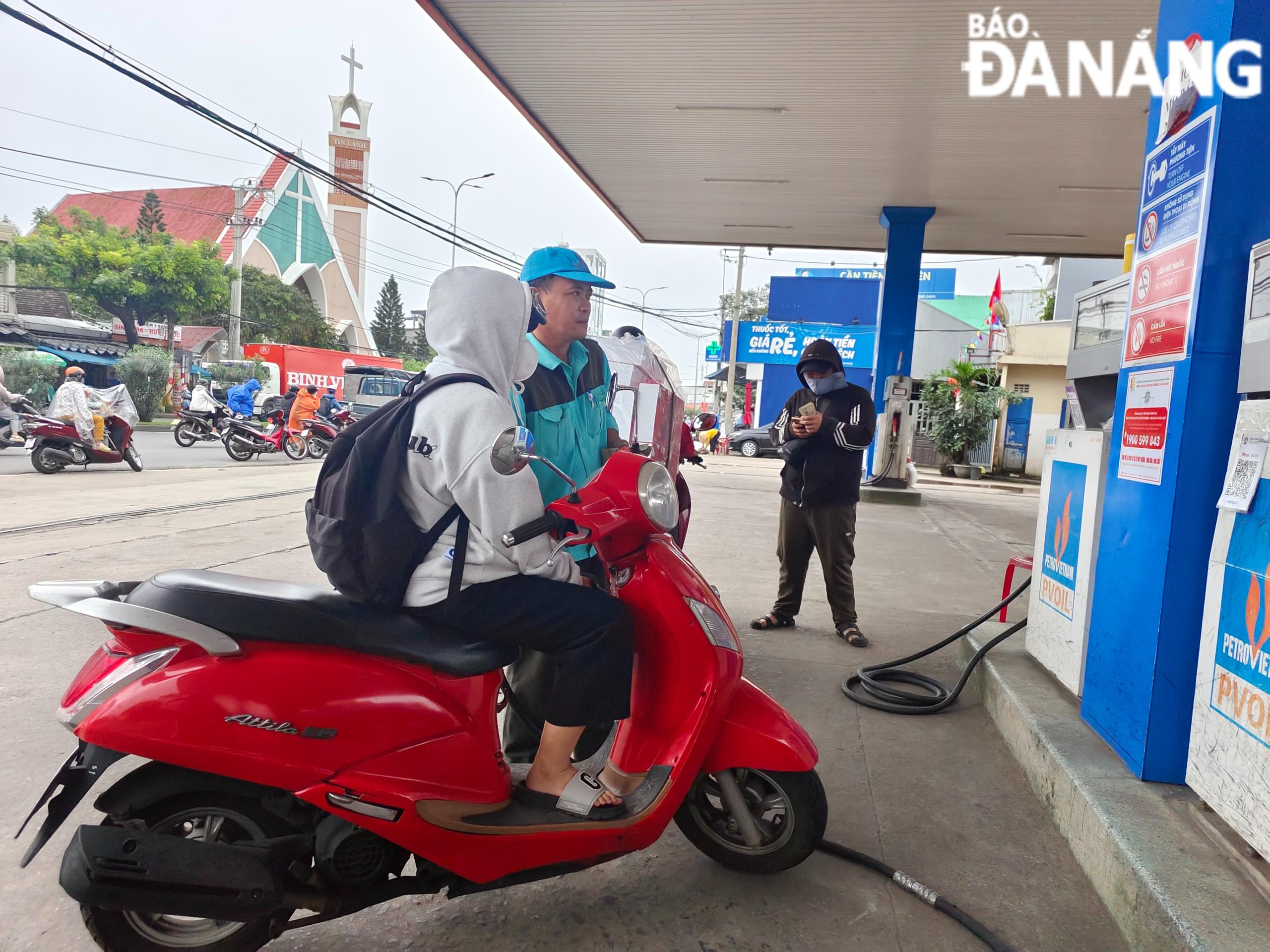 ราคาน้ำมันเบนซินและน้ำมันเบนซินเพิ่มขึ้นเกือบ 1,000 ดองต่อลิตร