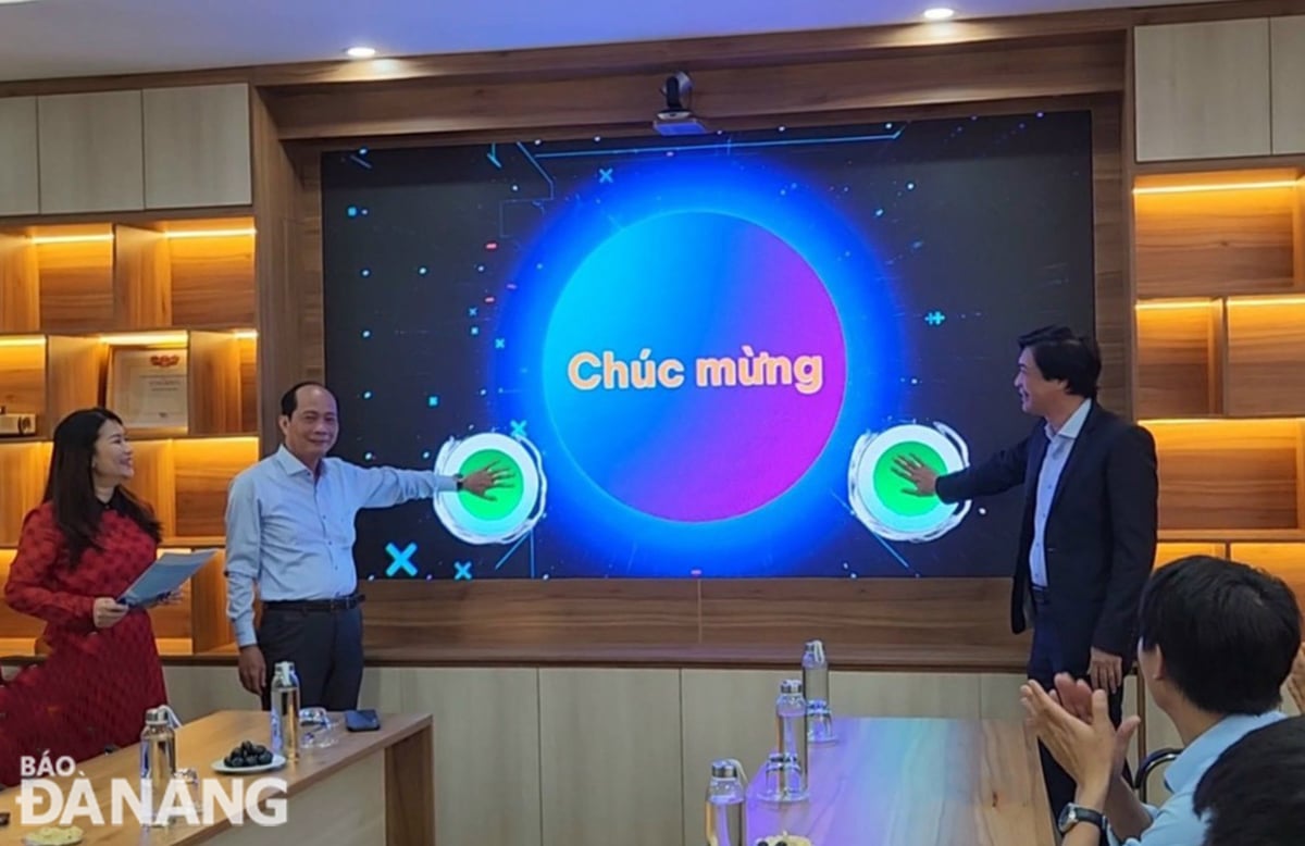 El presidente del consejo directivo, Ho Huong, y el director general, Ho Minh Nam, realizaron la ceremonia de activación para lanzar la nueva versión de la interfaz del sitio web de la unidad.