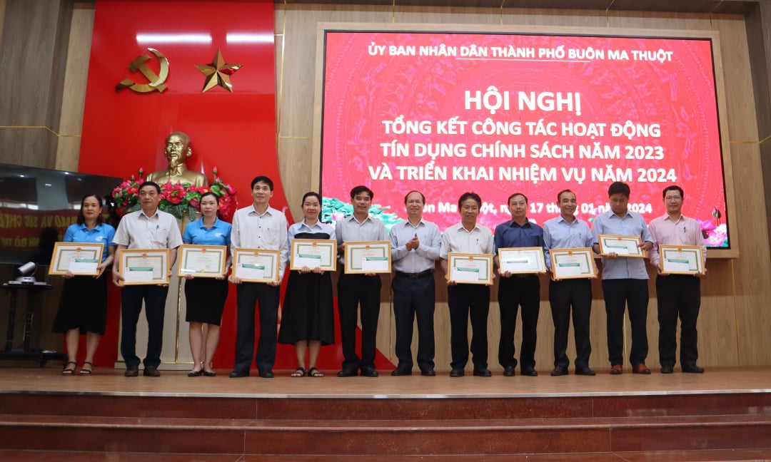 Standing Deputy Secretary of Buon Ma Thuot City Party Committee Nguyen Huu Viet presented Certificates of Merit to collectives with outstanding achievements in policy credit activities.