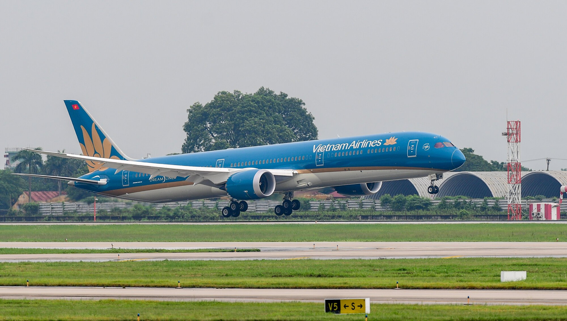 ベトナム航空の5機目のボーイング787-10が7月31日にノイバイ空港に着陸した。