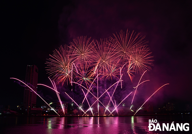 Uniquely shaped fireworks light up the night sky of Da Nang.