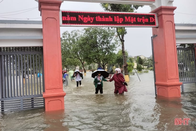 大雨で多くの家が浸水し、生徒たちは学校を休んだ。