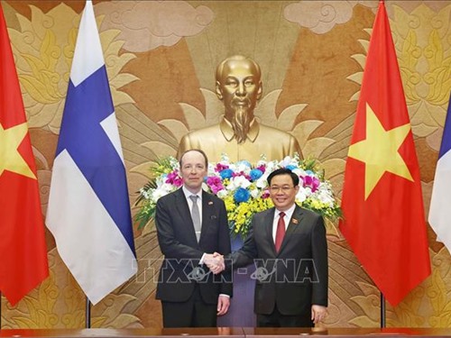 Le président de l'Assemblée nationale, Vuong Dinh Hue, a accueilli et s'est entretenu avec le président du Parlement finlandais.