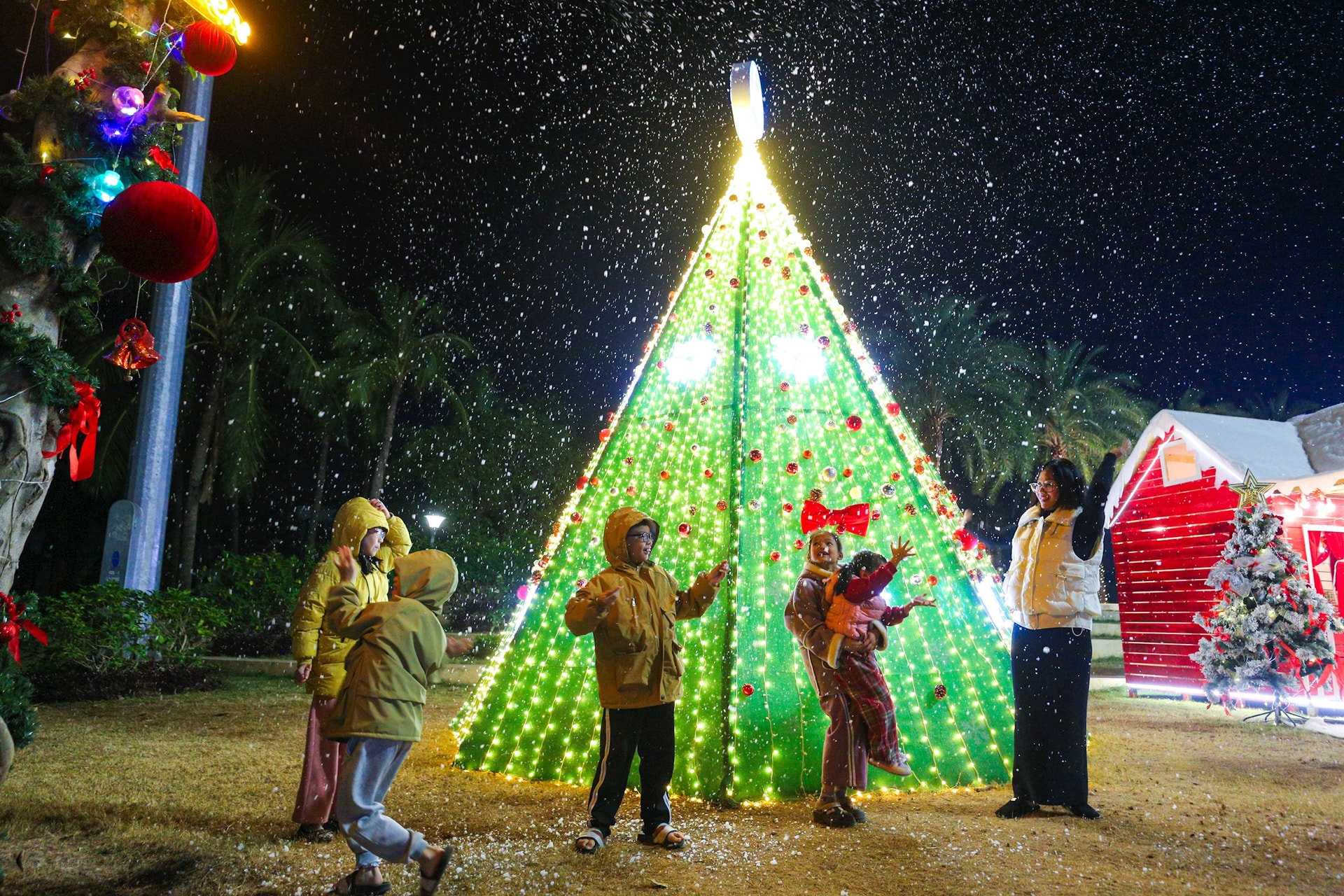 « Vivre virtuellement » avec l'ambiance de Noël dans la zone urbaine d'Ecorivers (ville de Hai Duong)