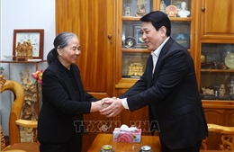 El presidente Luong Cuong extiende saludos de Año Nuevo y expresa gratitud a ex líderes del Partido y del Estado