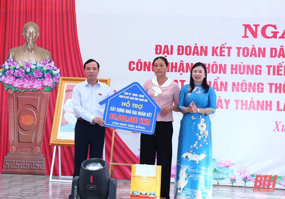 Phó Bí thư Thường trực Tỉnh ủy Lại Thế Nguyên dự Ngày hội Đại đoàn kết toàn dân tộc tại thôn Hùng Tiến