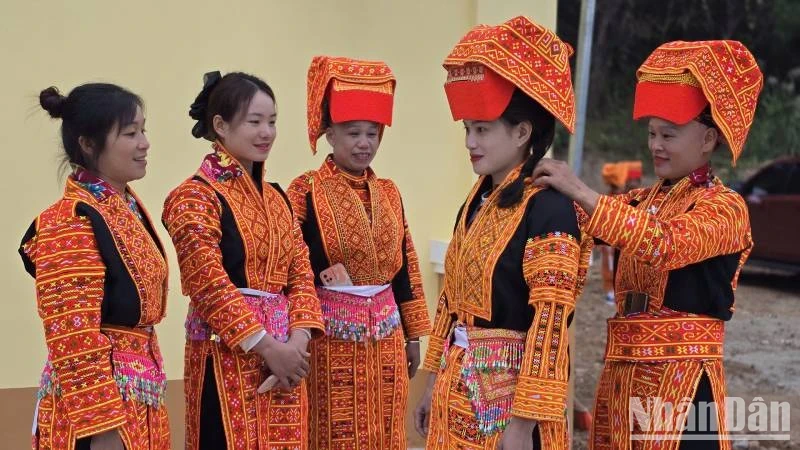 Traditionelle Trachten der ethnischen Gruppe der Dao (Lu Gang) in der Gemeinde Ai Quoc, Loc Binh (Lang Son).