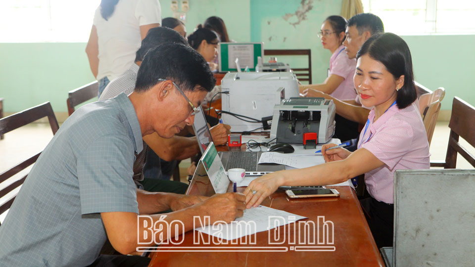 Guide people to complete credit policy loan procedures at Yen Thanh commune transaction point.