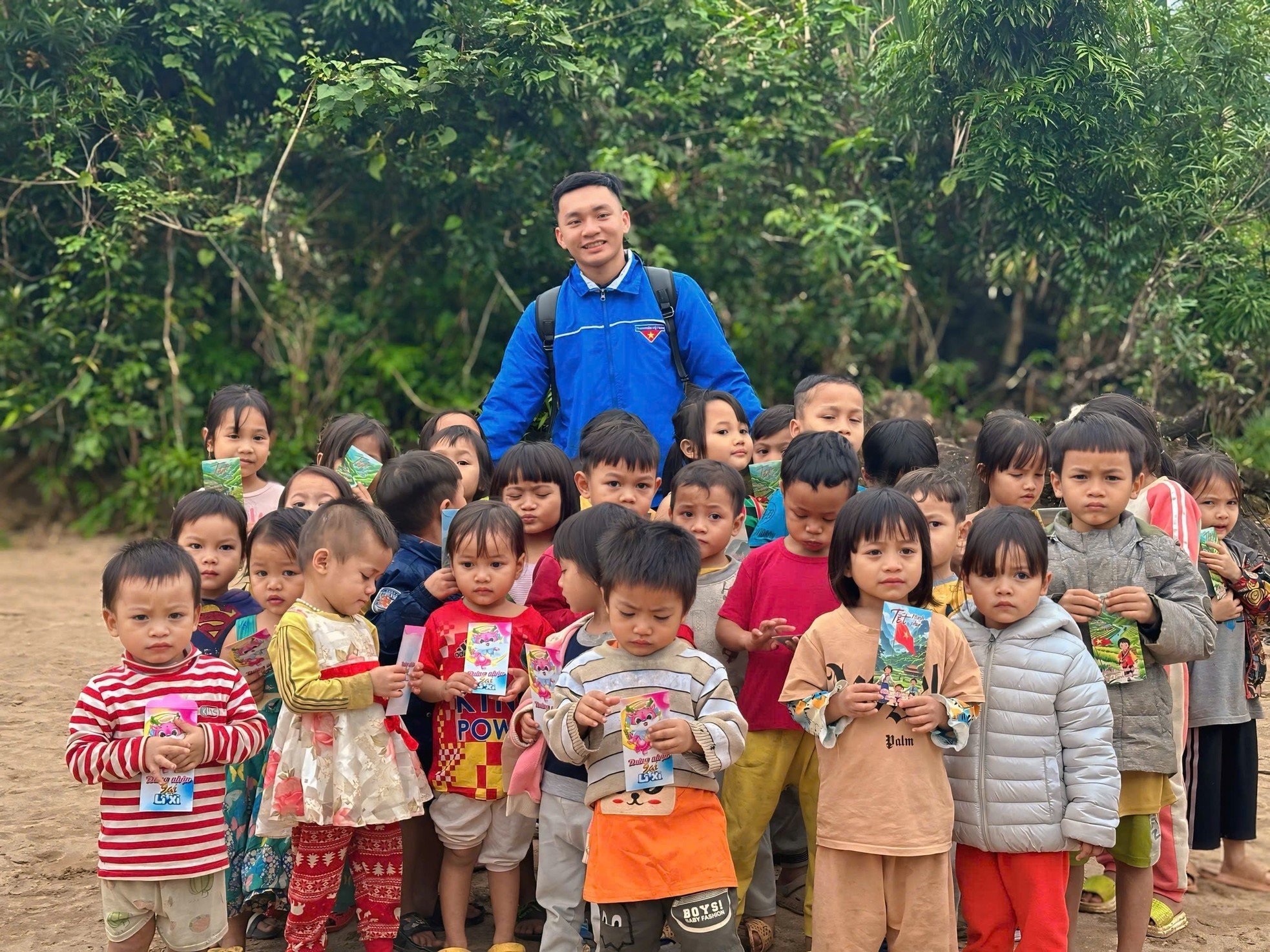 Les enfants des hauts plateaux de Quang Nam reçoivent de l'argent porte-bonheur tôt, photo 13