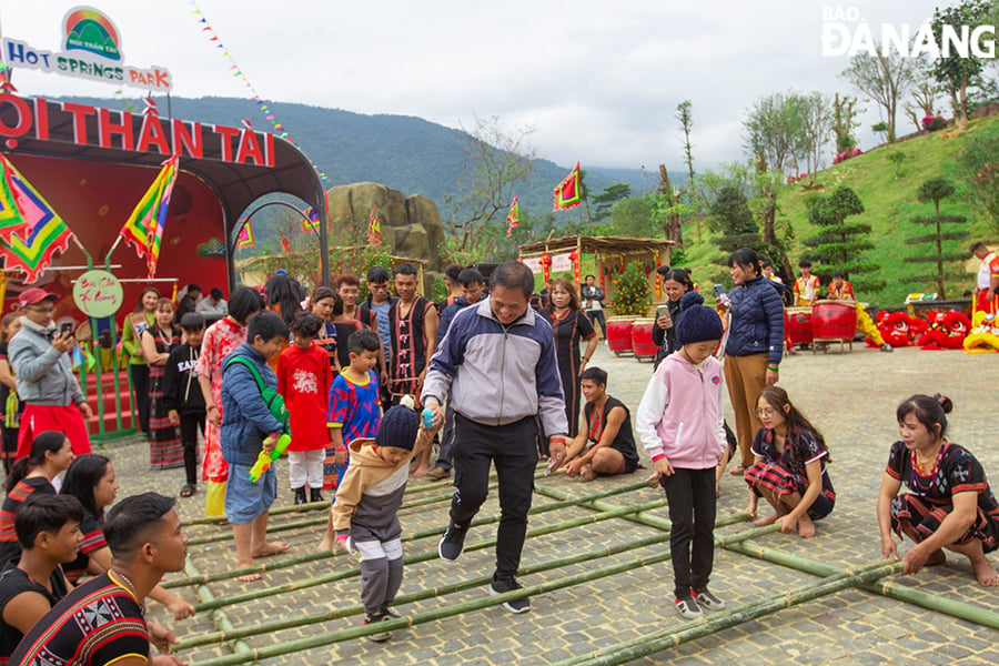 Los turistas se divierten en el parque de aguas termales de Nui Than Tai durante el Año Nuevo Lunar 2024. Foto: THU HA