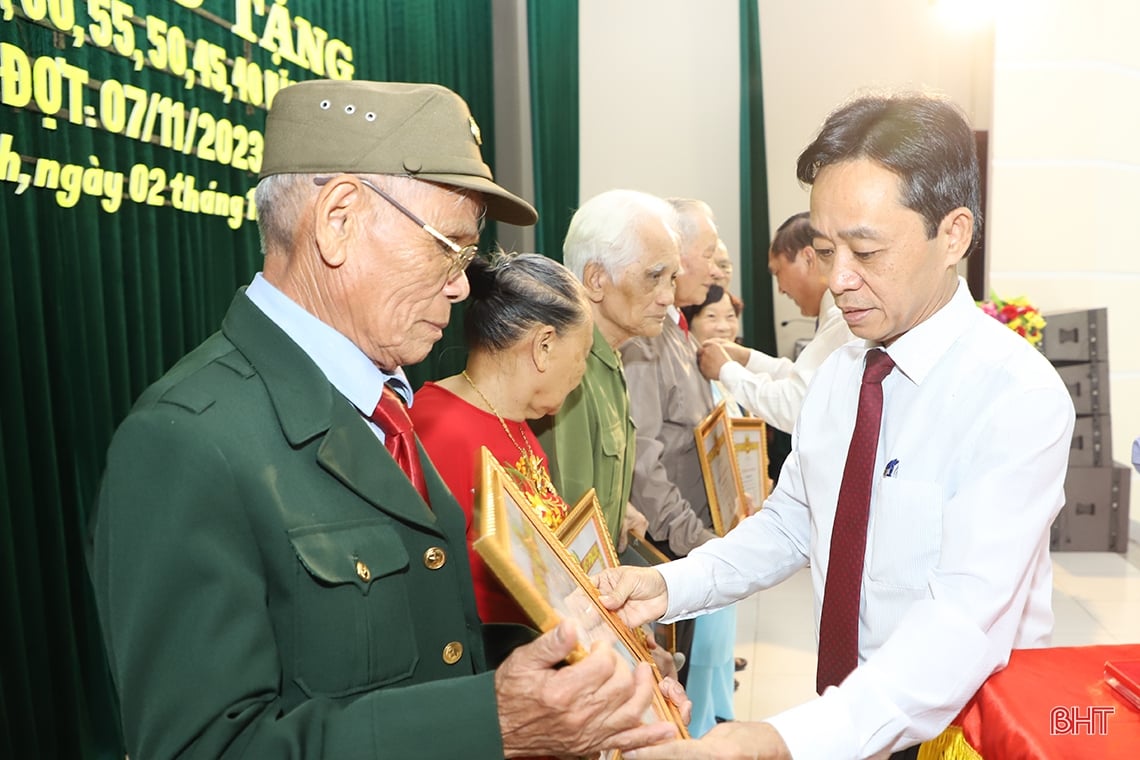 Provincial leaders award Party badges to party members in Ha Tinh city