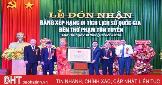 Loc Ha reçoit le certificat national de relique du temple Pham Ton Tuyen