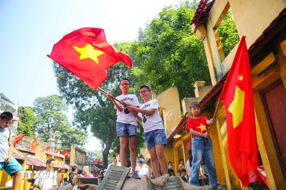 La rue Phung Hung flotte sous les drapeaux et les fleurs pour célébrer le 70e anniversaire de la libération de la capitale. (Photo : Tuan Duc/VNA)