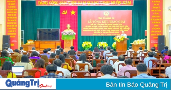 Awarding the 2024 Quang Tri Province Golden Hammer and Sickle Award and the contest to learn about the work "Resolutely and persistently fighting against corruption and negativity, contributing to building our Party and State increasingly clean and strong" by General Secretary Nguyen Phu Trong