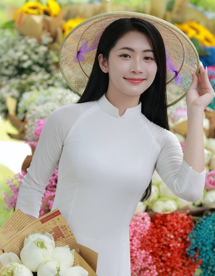 Nong Thi Hang also has a special love for the traditional Vietnamese ao dai. In mid-2024, she was crowned runner-up in the Miss Ao Dai Vietnam contest held in Hanoi.