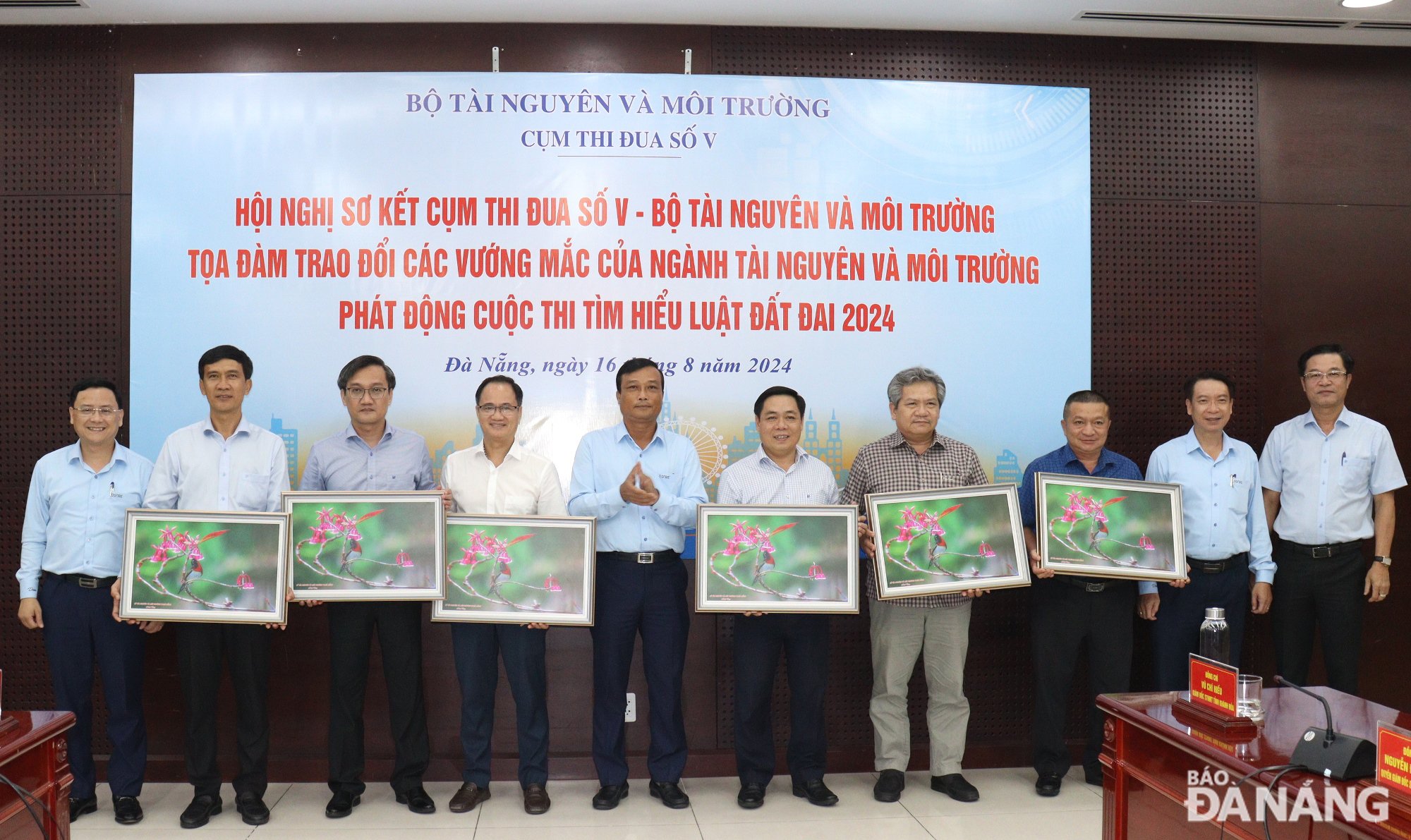 Leaders of the Department of Natural Resources and Environment of Da Nang city presented souvenirs to leaders of the Department of Natural Resources and Environment of 6 provinces in the South Central Coast. Photo: HOANG HIEP