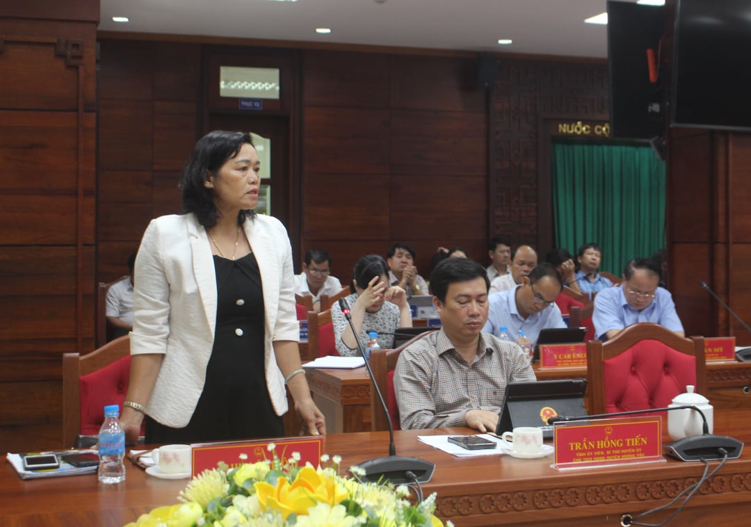 Delegate HBlă Mlô questioned the shortage of medicine and medical supplies that forced patients and their families to buy them.