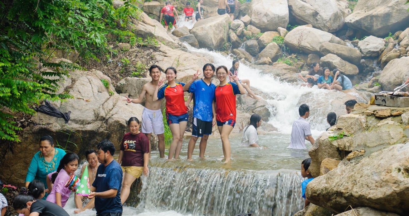 ล่าเมฆ อาบน้ำเย็นในลำธารบนภูเขาอันโด่งดังทางทิศตะวันตก