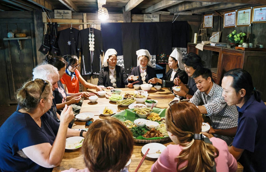 관광객들이 응우옌빈성 꽝탄현 호아이카오 마을에서 지역 관광을 체험하고 있습니다.