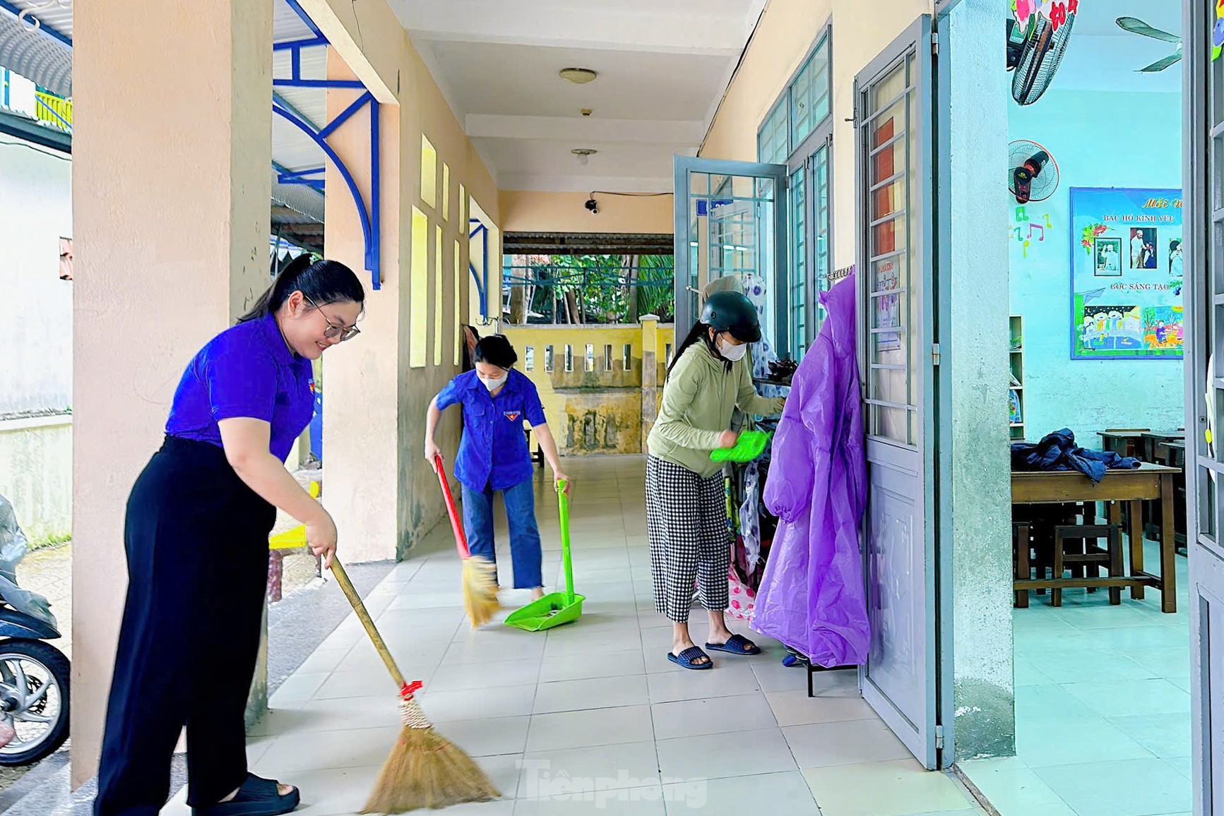 Da Nang aktiviert ein Freiwilligenteam, um Menschen bei der Vorbeugung des Sturms Tra Mi zu helfen. Foto 7