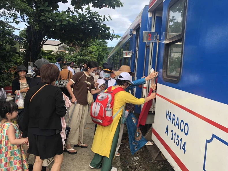 Hành khách lên tàu tại ga Lăng Cô.