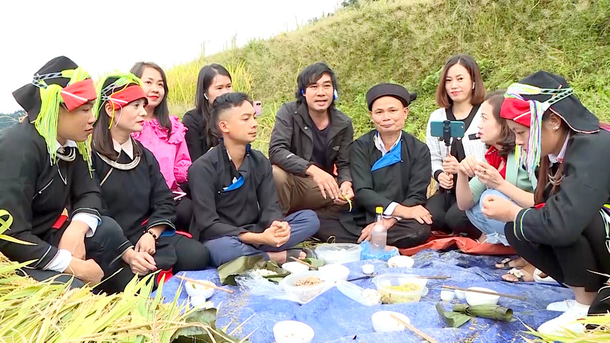 지방 관광 진흥 정보 센터는 비쑤옌(Vi Xuyen) 지역의 푸옹 티엔(Phuong Tien) 사핀(Xa Phin) 마을에서 온라인 투어를 조직하기로 협력했습니다.