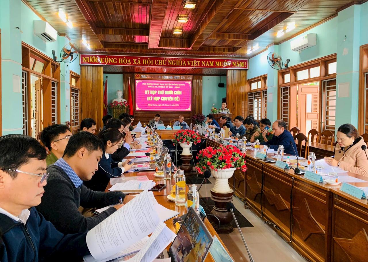 Scène de la 19e session (session spéciale) du Conseil populaire du district de Dong Giang, XIIe trimestre, trimestre 2021-2026