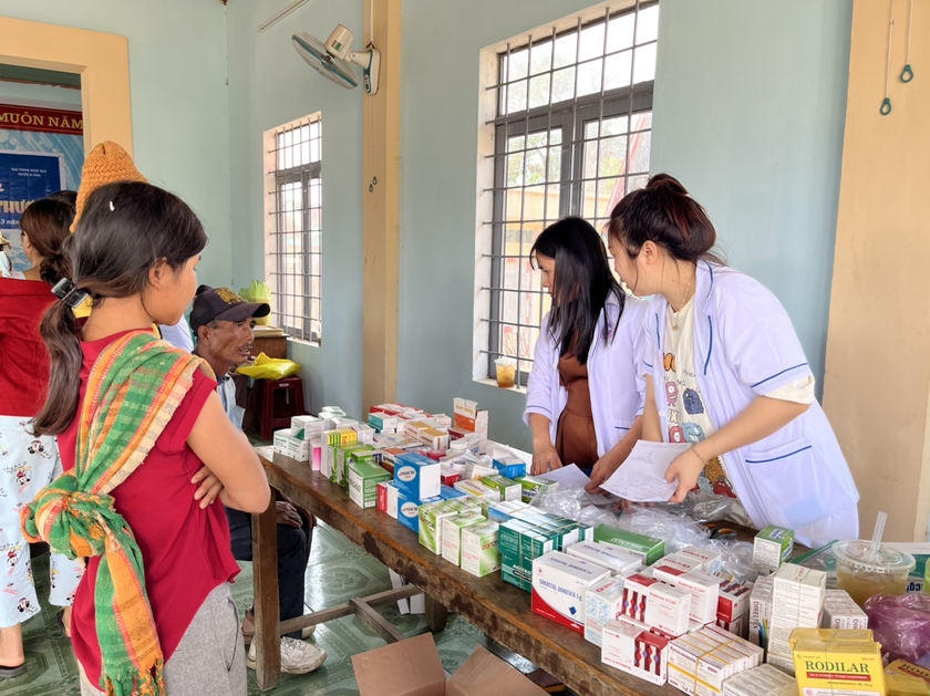 Khám bệnh và tư vấn sức khỏe, cấp thuốc miễn phí cho người nghèo, người khuyết tật làng Kret Krot, xã Hra, huyện Mang Yang. Ảnh: Hồng Ngọc
