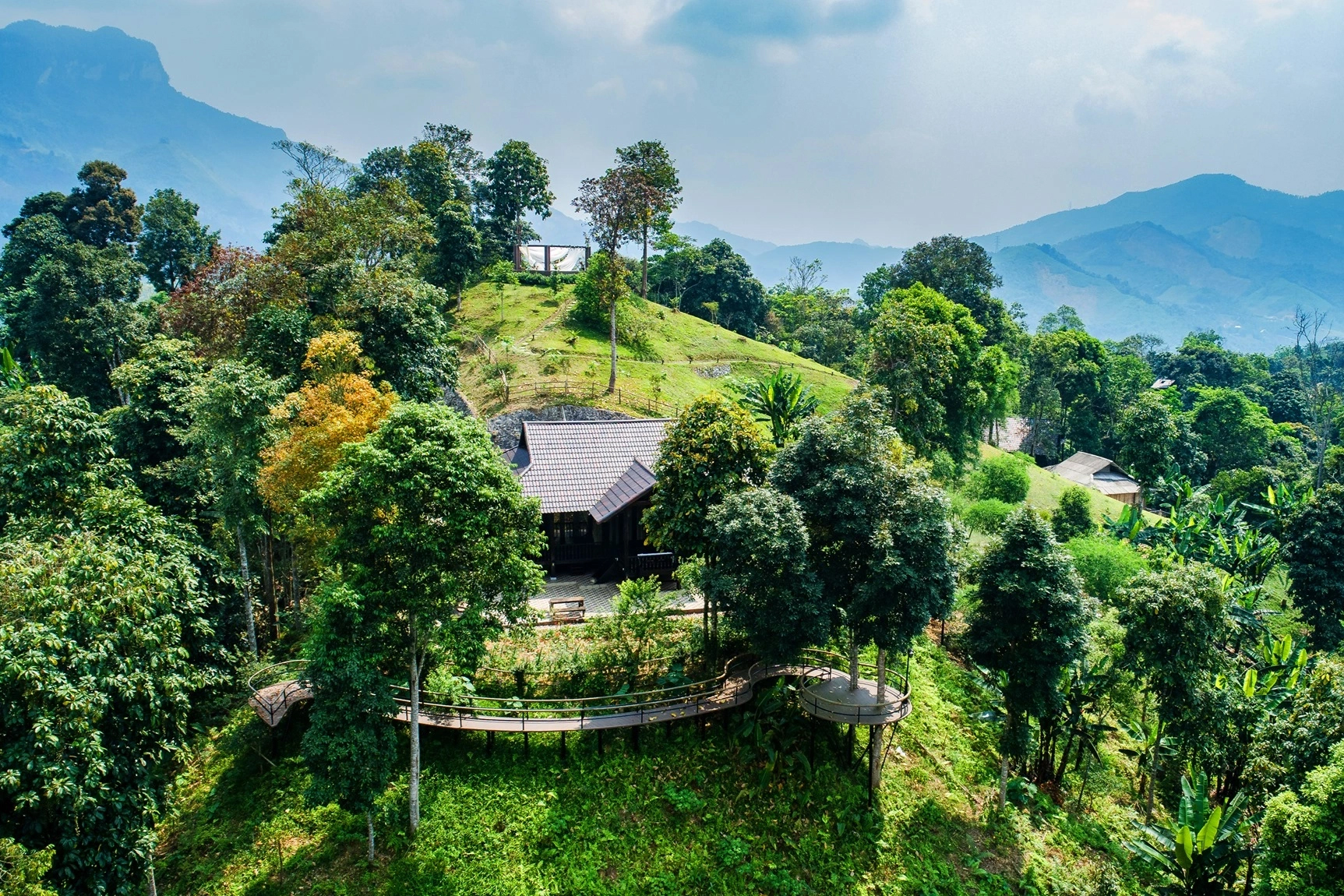 Căn villa trên đỉnh núi Bắc Bừu - nơi ở của tỷ phú Mỹ đầu tiên đến Hà Giang nghỉ dưỡng