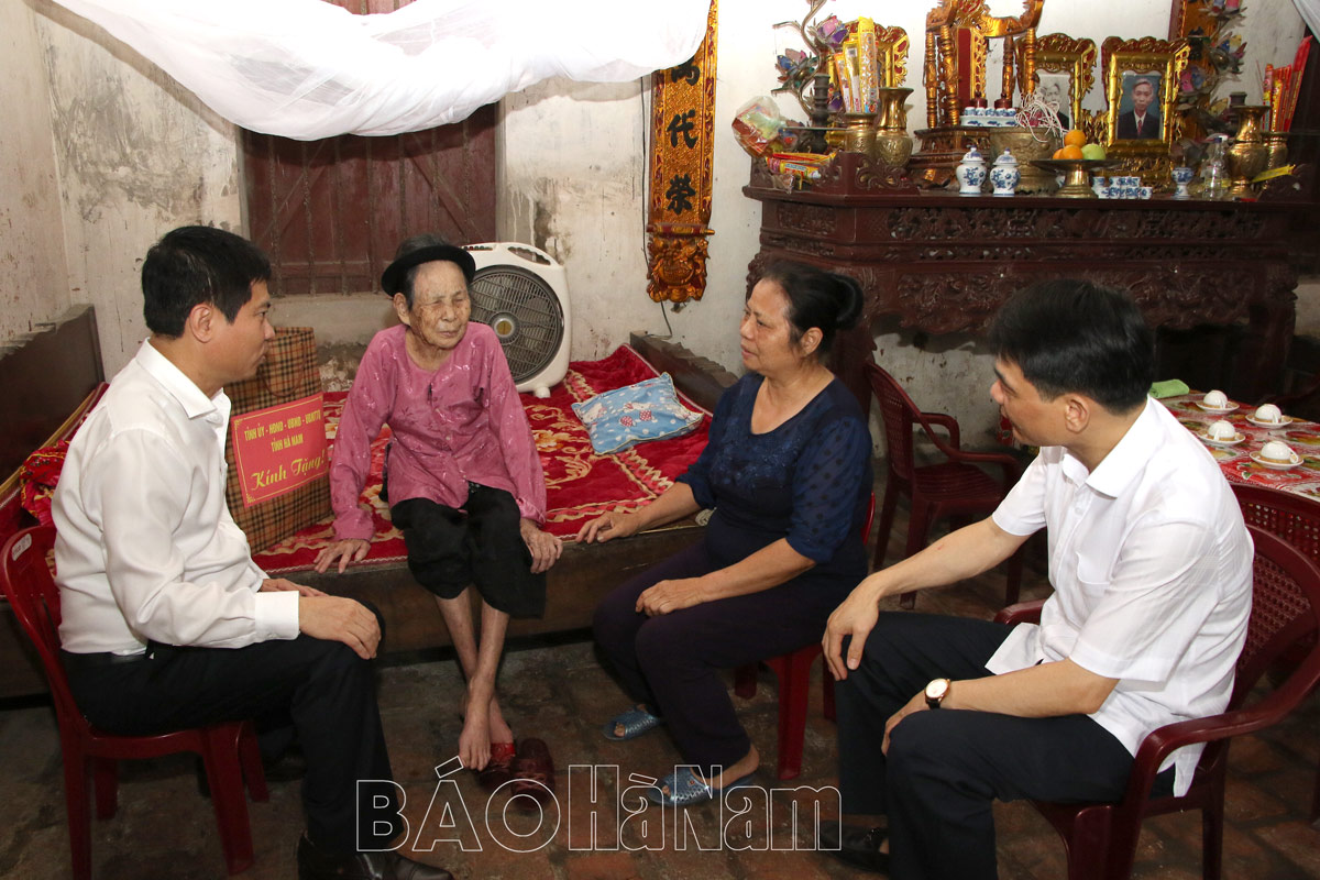 The Chairman of the Provincial People's Committee met and visited and presented gifts to the Youth Volunteer Force CSĐB DCHT living in Phu Ly city.