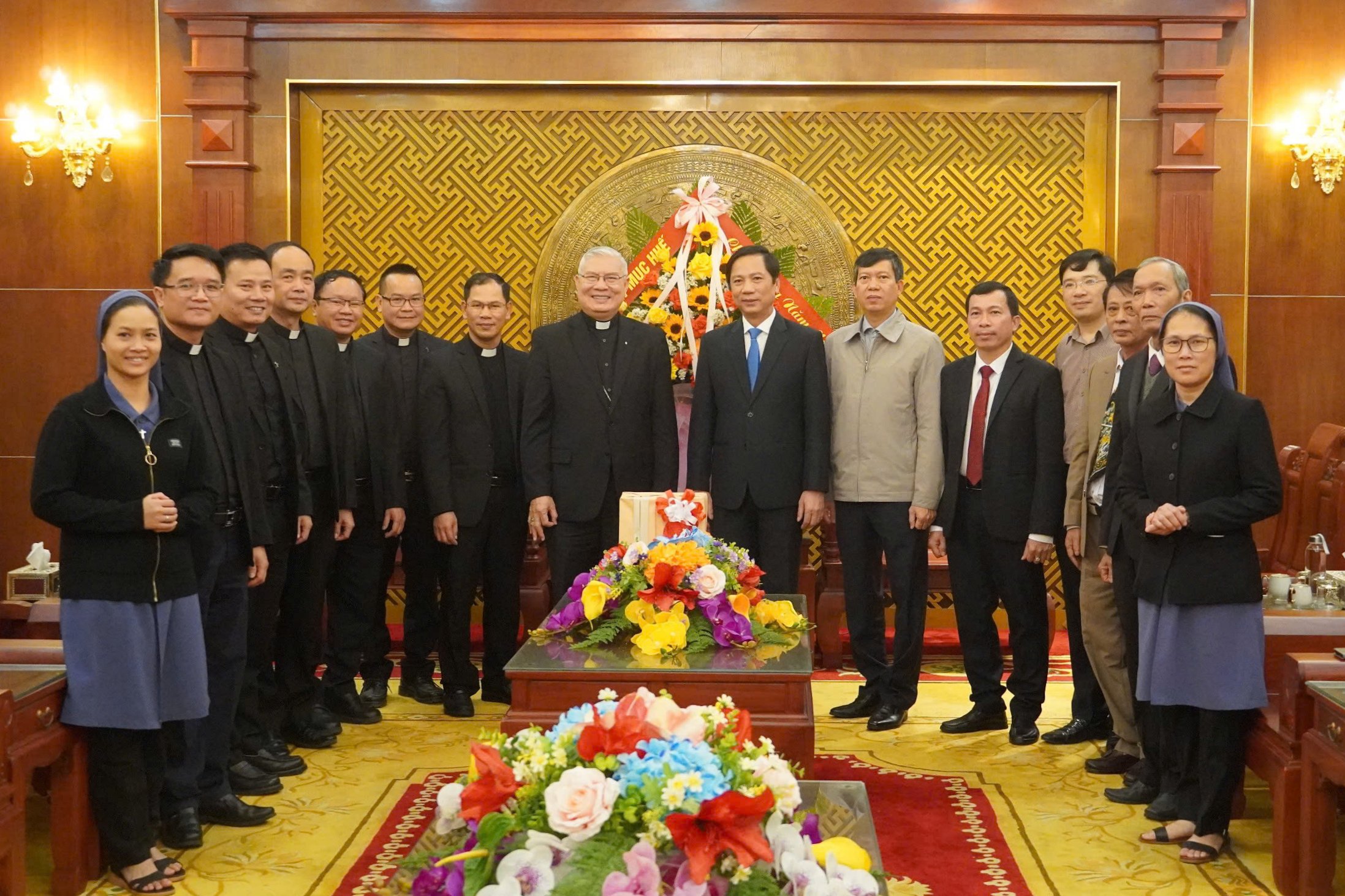 La Arquidiócesis de Hue, el Comité Ejecutivo de la Sangha Budista de Vietnam, la Iglesia Evangélica de Vietnam y la Junta de Representantes Protestantes Provinciales visitaron la ciudad y desearon a los líderes provinciales un Feliz Año Nuevo.