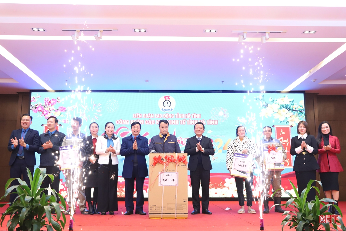 El presidente del Comité Popular Provincial celebra el Tet con los trabajadores de las zonas económicas de Ha Tinh