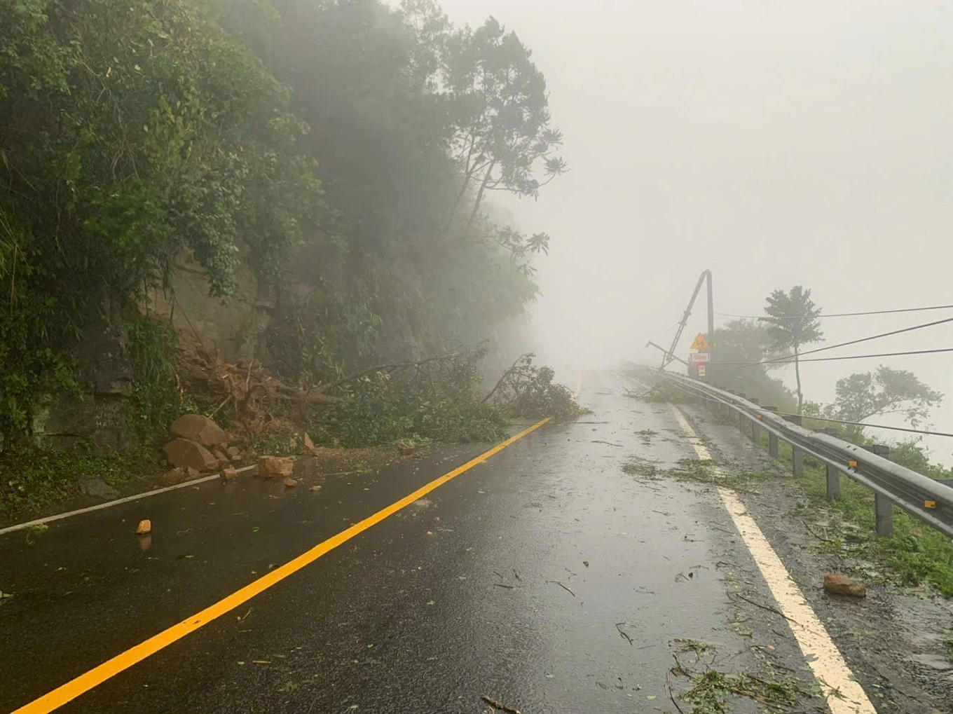 (Live) La tempête Tra Mi avec des rafales de niveau 12 est entrée à Thua Thien Hue et Da Nang