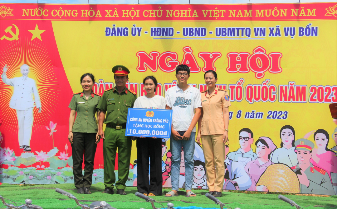 Công an Huyện Krông Pắc tặng học bổng cho hai con của Liệt sỹ